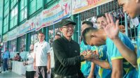 Amsakar Achmad dan Erlita Amsakar saat penutupan Kejuaraan Voli Batam 2026 di GOR Raja Djafar.