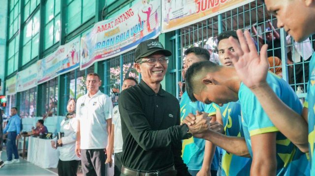 Amsakar Achmad dan Erlita Amsakar saat penutupan Kejuaraan Voli Batam 2026 di GOR Raja Djafar.