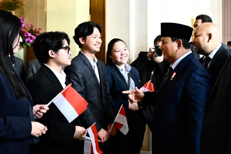 Presiden Prabowo tiba di Paris dalam kunjungan kenegaraan untuk memperkuat hubungan Indonesia dan Prancis.