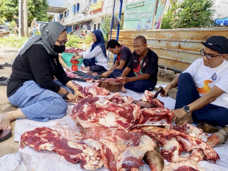 Anggota Komunitas Jurnalis Kepri saat proses pemotongan hewan kurban di Batam.