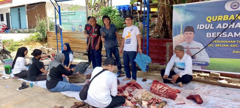 Anggota Komunitas Jurnalis Kepri saat proses pemotongan hewan kurban di Batam.