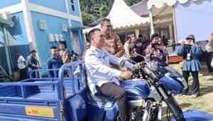Bupati Kepulauan Anambas Aneng menerima simbolis bantuan kendaraan roda tiga dan sarana kebersihan dari BRK Syariah di Taman Bermadah.