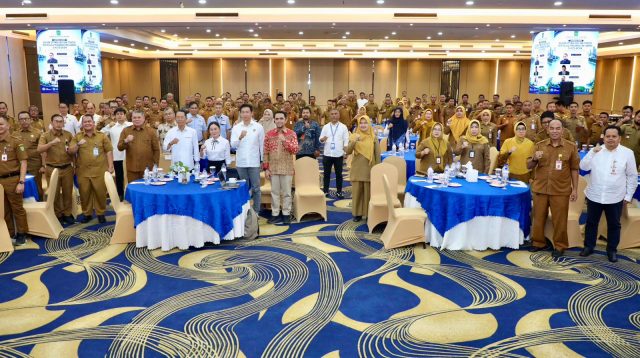 Wali Kota Batam Amsakar Achmad membuka kegiatan kajian tata kelola pengangkutan sampah Kota Batam.