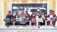 Barang bukti uang tunai Rp1 miliar dan perangkat elektronik kasus judi daring di Batam.