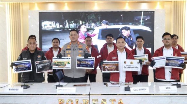 Barang bukti uang tunai Rp1 miliar dan perangkat elektronik kasus judi daring di Batam.