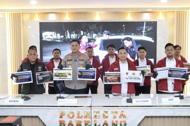 Barang bukti uang tunai Rp1 miliar dan perangkat elektronik kasus judi daring di Batam.