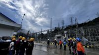 Petugas PLN memeriksa sistem kelistrikan saat pemulihan listrik di Riau.