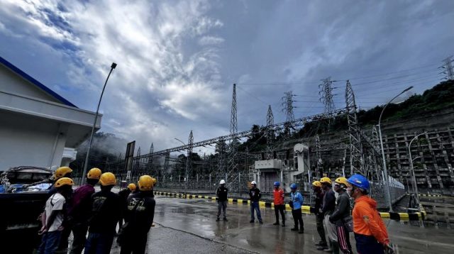Petugas PLN memeriksa sistem kelistrikan saat pemulihan listrik di Riau. Petugas PLN memeriksa sistem kelistrikan saat pemulihan listrik di Riau.
