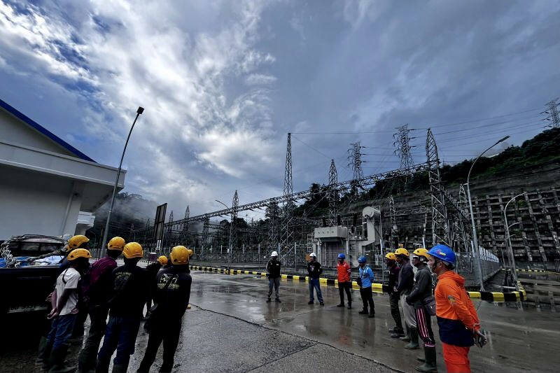 Petugas PLN memeriksa sistem kelistrikan saat pemulihan listrik di Riau.