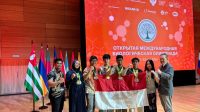 Delegasi Tim Olimpiade Biologi Indonesia bersama medali OIBO 2026 di Pusat Edukasi Sirius, Rusia.