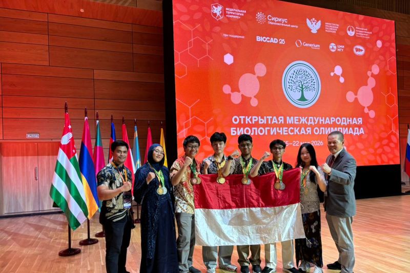 Delegasi Tim Olimpiade Biologi Indonesia bersama medali OIBO 2026 di Pusat Edukasi Sirius, Rusia.