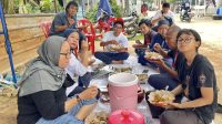 Anggota Komunitas Jurnalis Kepri saat proses pemotongan hewan kurban di Batam.