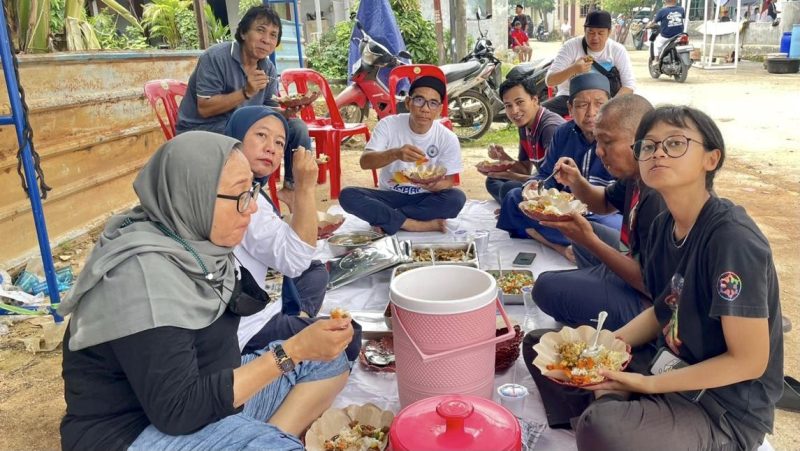 Anggota Komunitas Jurnalis Kepri saat proses pemotongan hewan kurban di Batam.