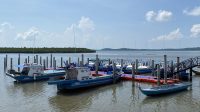 Aktivitas nelayan di pesisir Batam yang mendapat perlindungan BPJS Ketenagakerjaan dari pemerintah daerah.