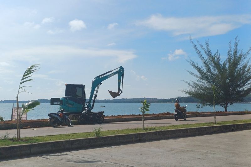 Taman Gurindam 12 kembali ditata dengan anggaran Rp12 miliar. Pembangunan lanjutan membuat ratusan pedagang direlokasi sementara.