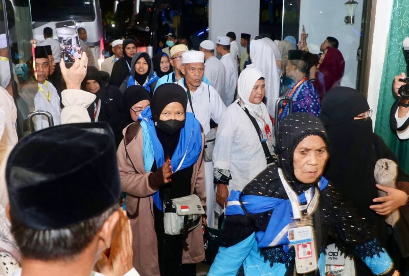 Penyambutan 442 jemaah haji Kloter 1 Debarkasi Batam di Asrama Haji Batam Centre.
