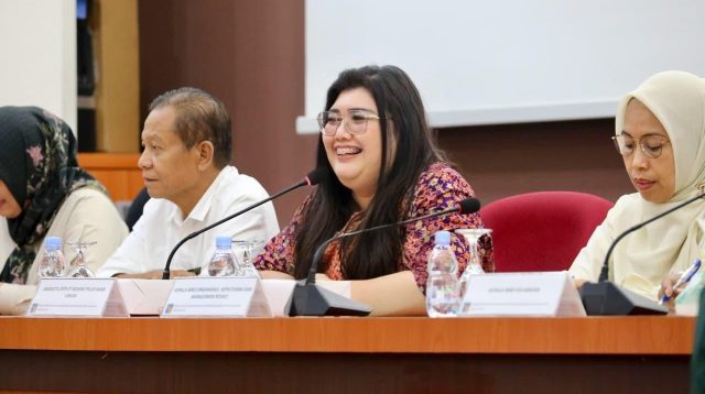 Mahasiswa Universitas Batam mengikuti kuliah lapangan di BP Batam mengenai pembangunan dan ekonomi Batam.