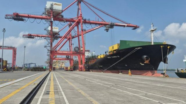 Aktivitas peti kemas di Pelabuhan Belawan sebagai gerbang logistik baru menuju Malaysia dan Asia Tenggara.