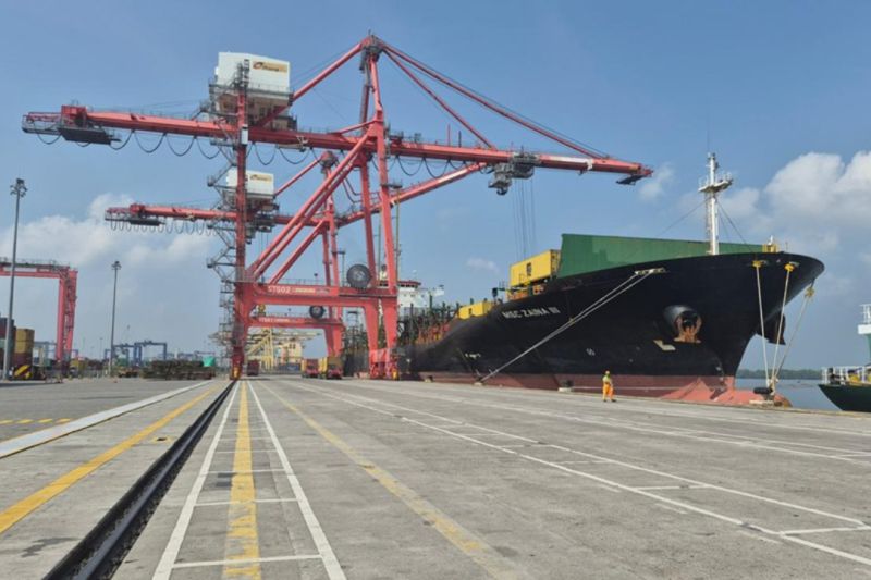 Aktivitas peti kemas di Pelabuhan Belawan sebagai gerbang logistik baru menuju Malaysia dan Asia Tenggara.