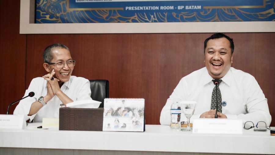 Kepala BP Batam Amsakar Achmad dan Rektor UMRAH Agung Dhamar Syakti menandatangani nota kesepahaman kerja sama riset kemaritiman di Batam.