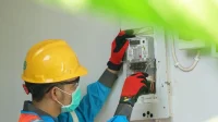 Petugas PLN Batam memeriksa MCB pada instalasi listrik pelanggan.