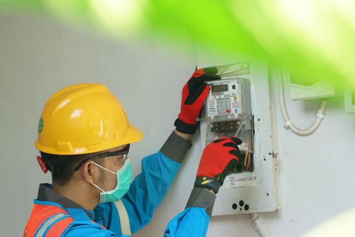 Petugas PLN Batam memeriksa MCB pada instalasi listrik pelanggan.