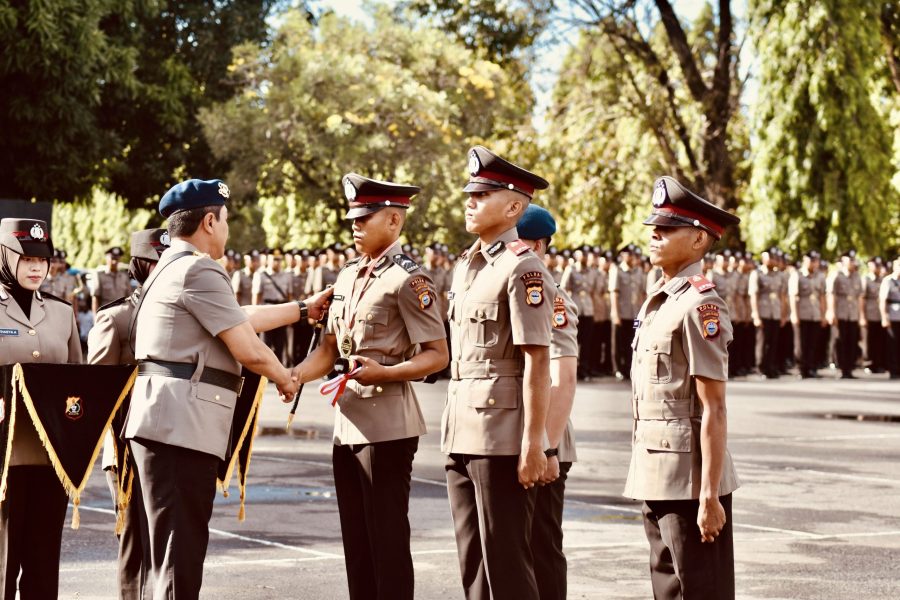 Bripda Moh Nurtakhim menerima penghargaan lulusan terbaik akademik Pendidikan Bintara Polri di Makassar.