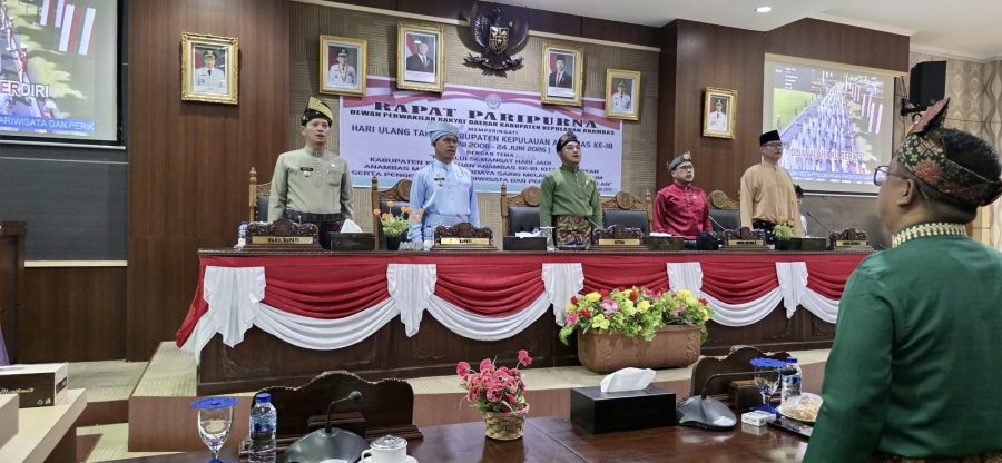 Bupati Aneng saat menghadiri peringatan Hari Jadi Kabupaten Kepulauan Anambas ke-18.