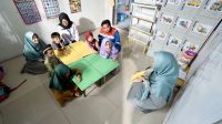 Anak-anak bermain dan belajar menggunakan sarana edukatif dalam Program TAMASYA PGN di Batam.