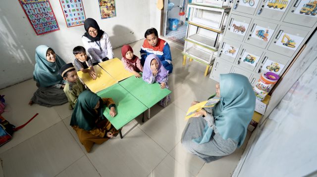 Anak-anak bermain dan belajar menggunakan sarana edukatif dalam Program TAMASYA PGN di Batam.