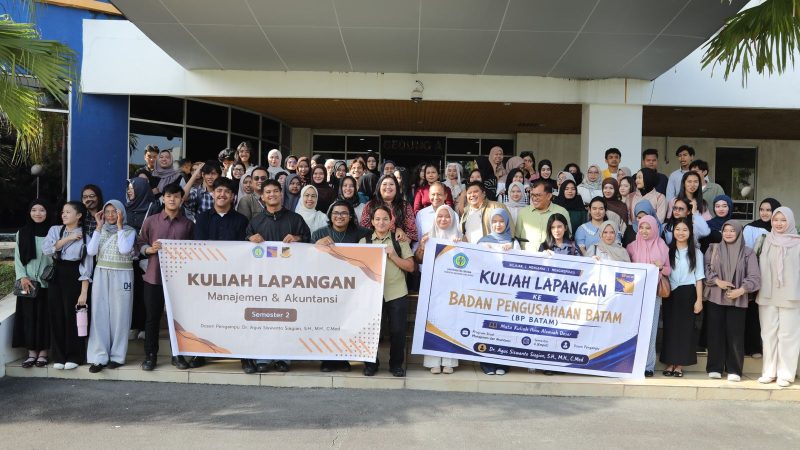 Mahasiswa Universitas Batam mengikuti kuliah lapangan di BP Batam mengenai pembangunan dan ekonomi Batam.
