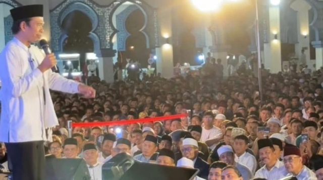 Ribuan jemaah menghadiri Tabligh Akbar Indahnya Merayakan Cinta yang menghadirkan Ustaz Abdul Somad, Ustaz Salim A. Fillah, Ustaz Lukmanul Hakim, dan Ari Untung di Masjid Agung Raja Hamidah, Batam, Sabtu (27/6/2026) malam.