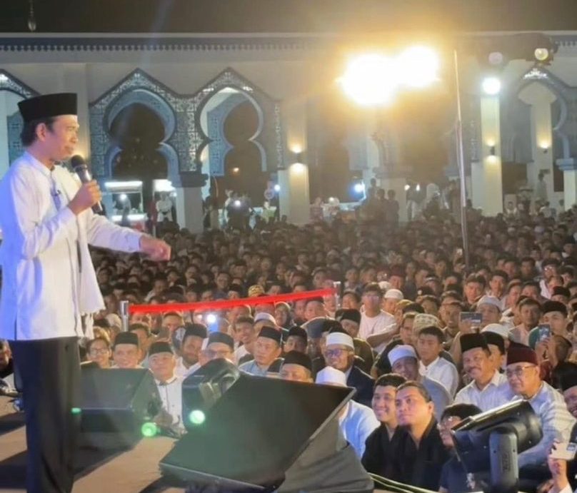 Ribuan jemaah menghadiri Tabligh Akbar Indahnya Merayakan Cinta yang menghadirkan Ustaz Abdul Somad, Ustaz Salim A. Fillah, Ustaz Lukmanul Hakim, dan Ari Untung di Masjid Agung Raja Hamidah, Batam, Sabtu (27/6/2026) malam.