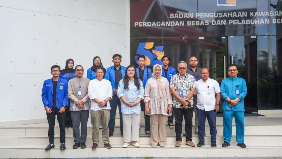 Deputi BP Batam Ariastuty Sirait berdiskusi dengan pengurus PMII Batam mengenai layanan publik dan pembangunan daerah.