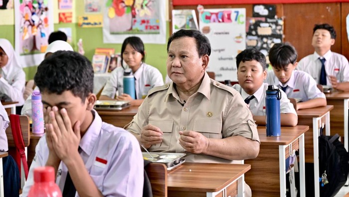 Prabowo Ikut Makan Bergizi Gratis MBG di sekolah