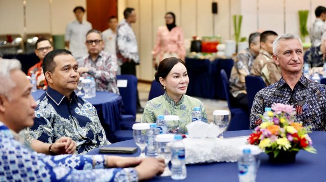 Li Claudia Chandra bersama delegasi Kementerian Pertahanan RI dan atase pertahanan dari 19 negara sahabat saat mengikuti Defence Attache Tour 2026 di Kantor BP Batam.