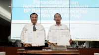 Kepala BP Batam Amsakar Achmad dan Rektor UMRAH Agung Dhamar Syakti menandatangani nota kesepahaman kerja sama riset kemaritiman di Batam.