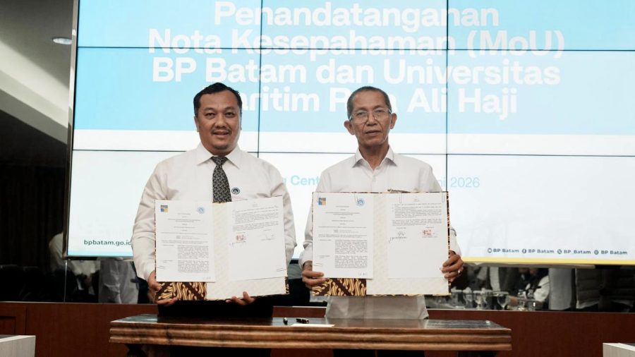 Kepala BP Batam Amsakar Achmad dan Rektor UMRAH Agung Dhamar Syakti menandatangani nota kesepahaman kerja sama riset kemaritiman di Batam.