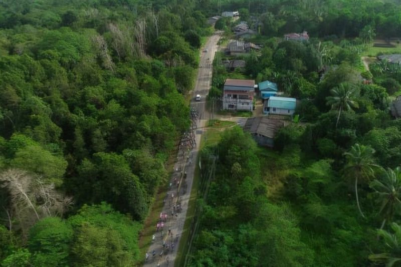 Pekerja memperbaiki ruas jalan di Bintan menjelang Tour de Bintan 2026.