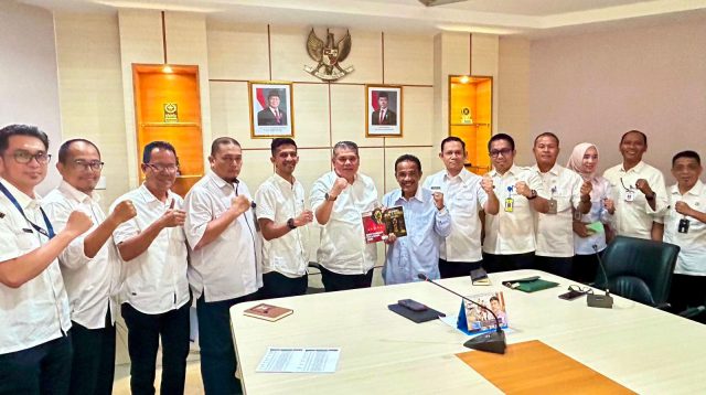 Asisten Pemerintahan dan Kesejahteraan Rakyat Sekretariat Daerah Kota Batam Yusfa Hendri memimpin rapat persiapan nonton bareng Piala Dunia FIFA 2026 di Kantor Wali Kota Batam.