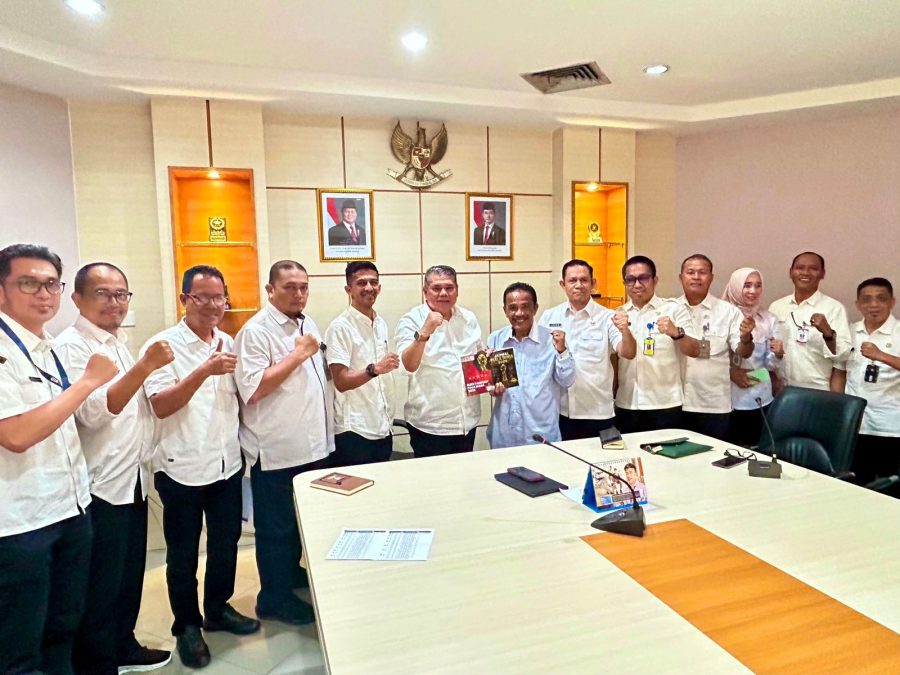 Asisten Pemerintahan dan Kesejahteraan Rakyat Sekretariat Daerah Kota Batam Yusfa Hendri memimpin rapat persiapan nonton bareng Piala Dunia FIFA 2026 di Kantor Wali Kota Batam.