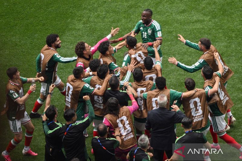 Raul Jimenez merayakan gol Meksiko ke gawang Afrika Selatan pada laga Grup A Piala Dunia 2026 di Estadio Azteca.
