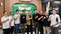 Fary Djemy Francis dan Ramadhan Sananta berdiskusi tentang pembinaan sepak bola usia dini di Batam.