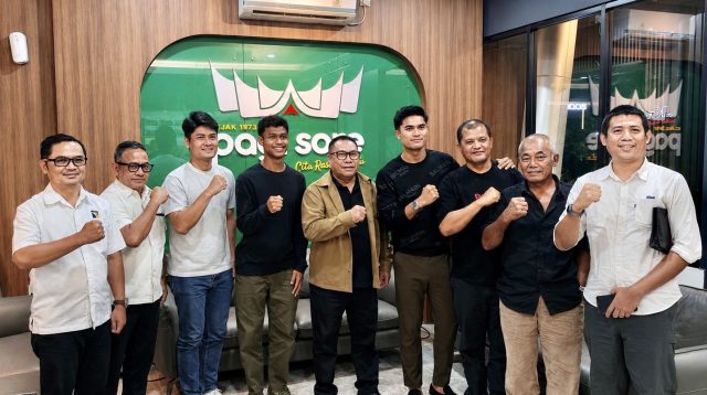 Fary Djemy Francis dan Ramadhan Sananta berdiskusi tentang pembinaan sepak bola usia dini di Batam.