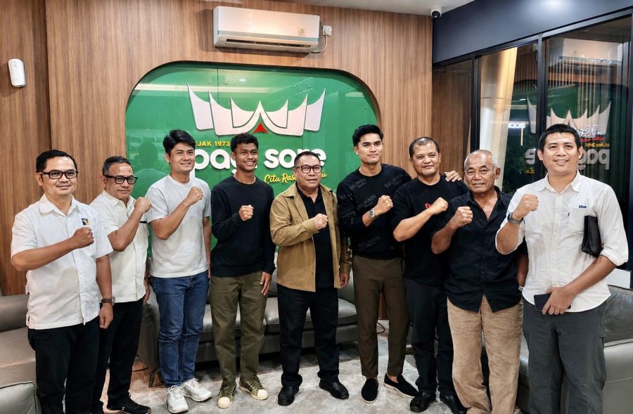 Fary Djemy Francis dan Ramadhan Sananta berdiskusi tentang pembinaan sepak bola usia dini di Batam.