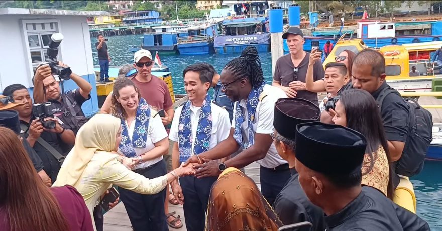 Kapal pesiar MV Odyssey membawa wisatawan mancanegara ke Kepulauan Anambas.