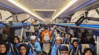 Petugas memeriksa koper jamaah haji menjelang kepulangan dari Arab Saudi.