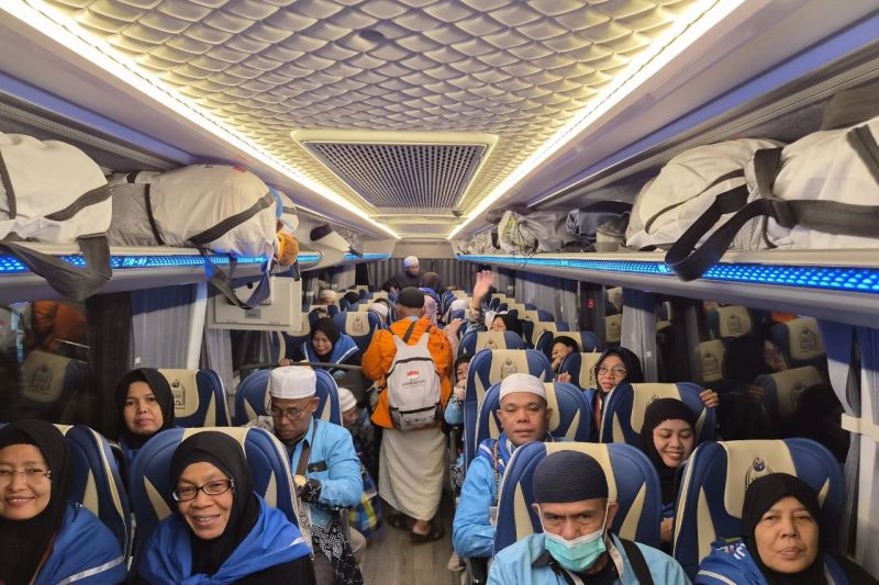 Petugas memeriksa koper jamaah haji menjelang kepulangan dari Arab Saudi.