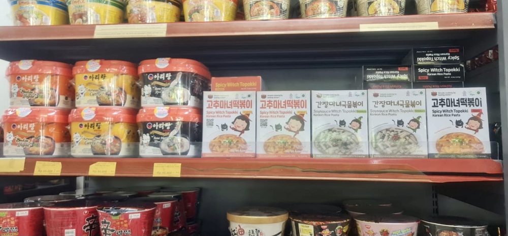 Kemasan Spicy Witch Topokki vegan Korea yang tersedia di Batam
