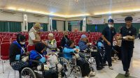 Jamaah haji lanjut usia mendapatkan pendampingan saat tiba di Batam.